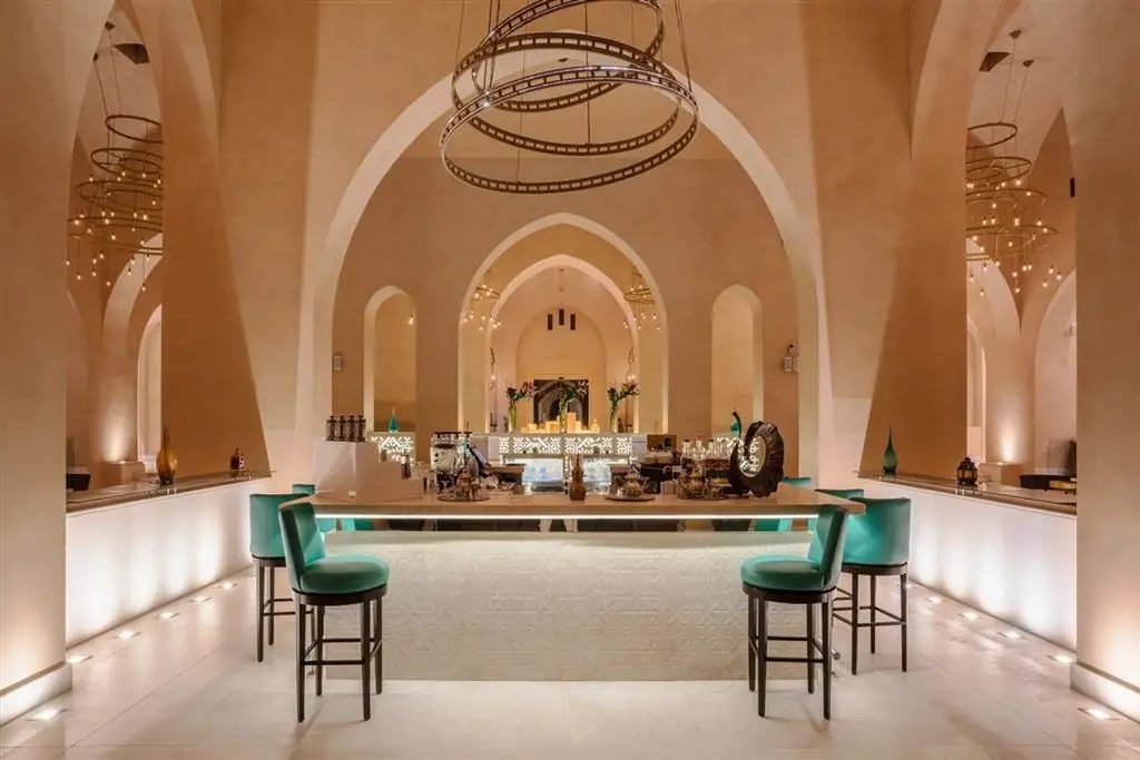 Lobby bar hotela s klenutým stropom